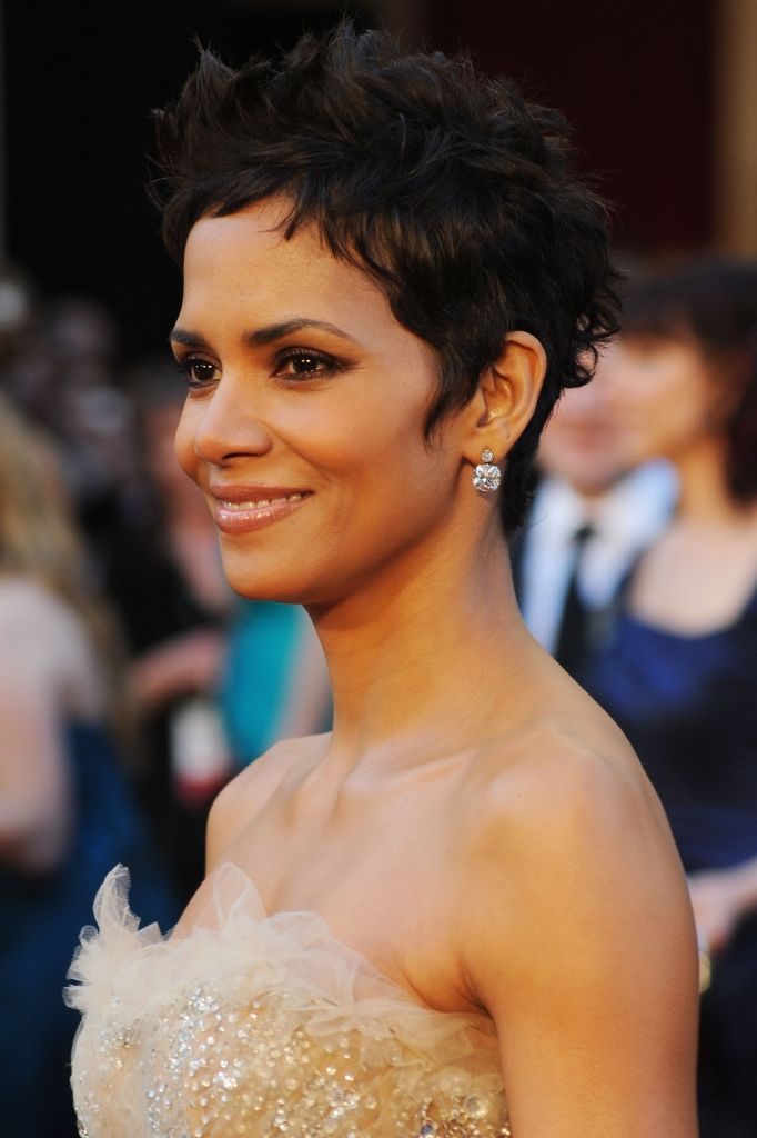 halle berry oscars 2011 images. HALLE ATTENDS 2011 ACADEMY