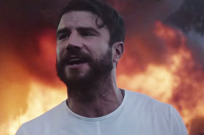 Sam Hunt : Break Up In A Small Town (Video) photo sam-hunt-breakup-in-a-small-town-2015-billboard-650.jpg