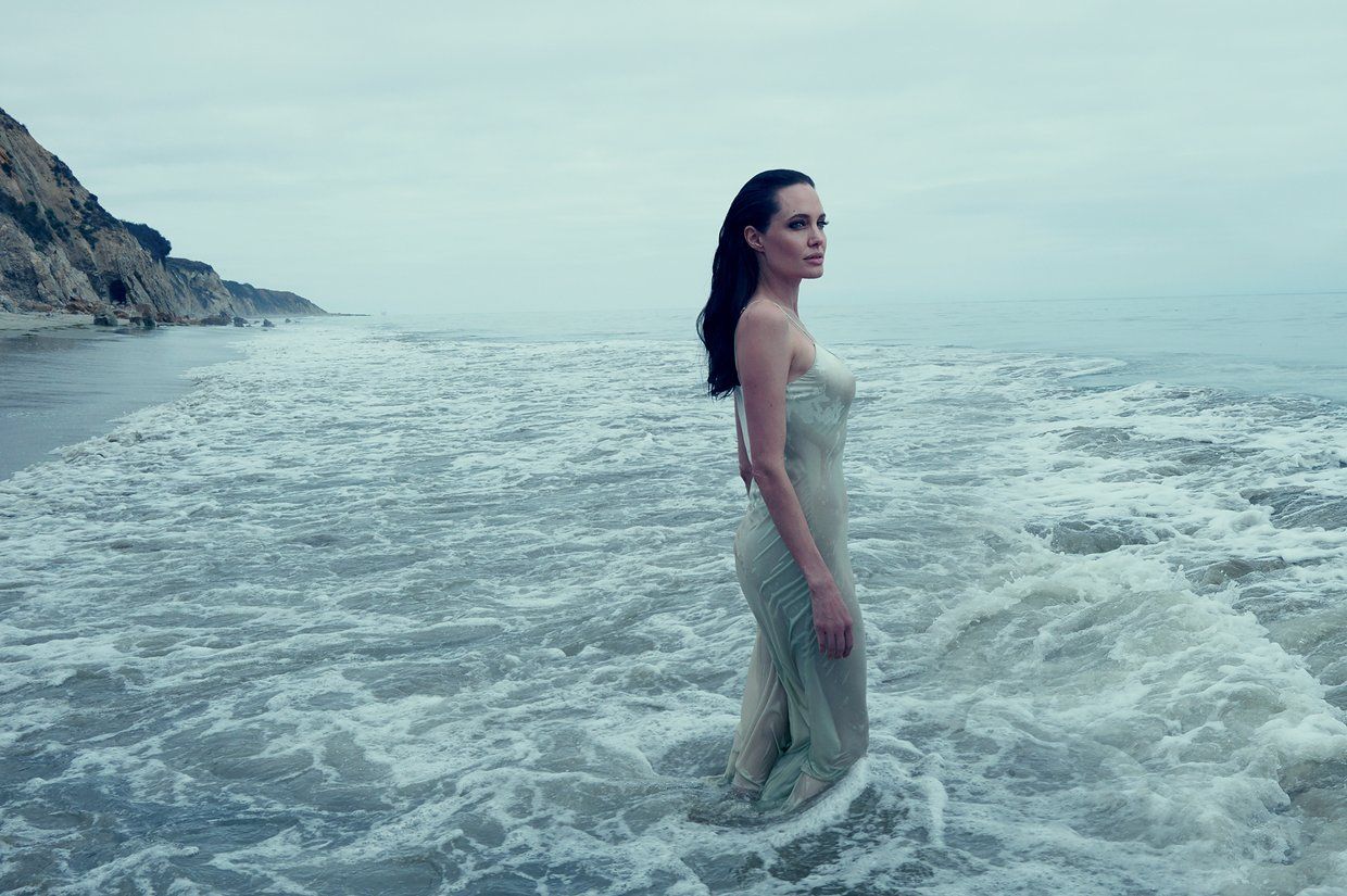 Angelina Jolie : Vogue (November 2015) photo angelina-jolie-pitt-november-2015-cover-02.jpg