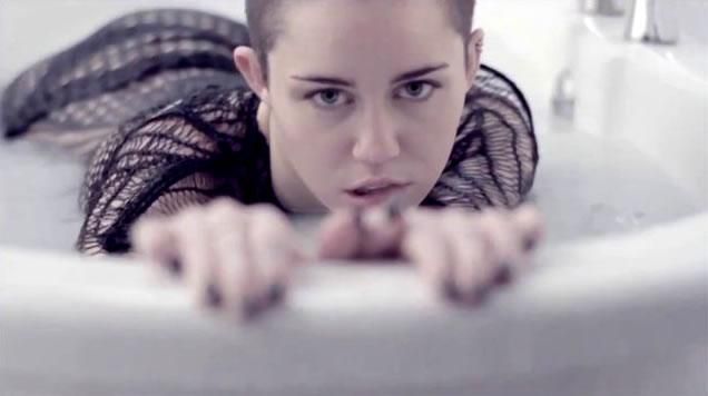 Miley Cyrus : Adore You (Video) photo 834cc781a-1.jpg