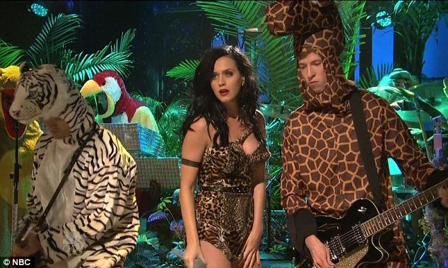 Katy Perry : SNL (10/2013) photo article-2457353-18B5630200000578-397_634x379.jpg