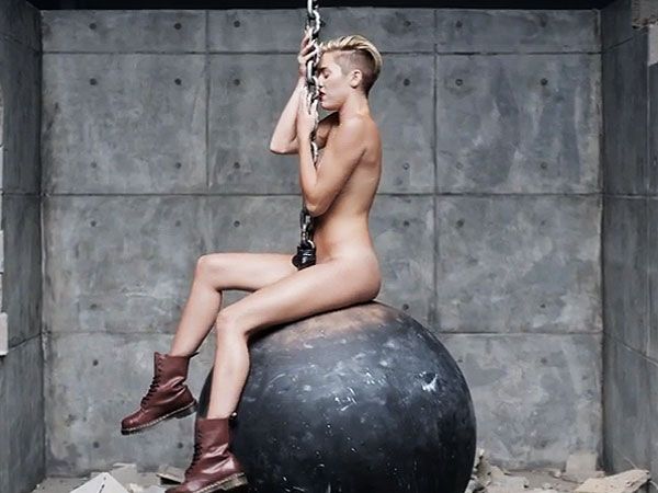Miley Cyrus : Wrecking Ball (Video) photo miley-cyrus-2-600.jpg