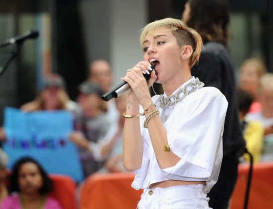 Miley Cyrus : Today (10/2013) photo mileytoday.jpg