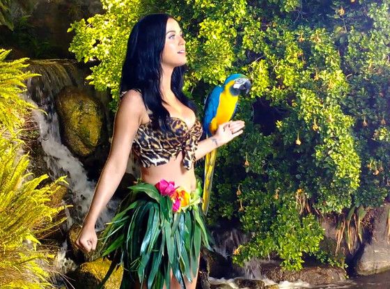 Katy Perry : Roar (Video) photo rs_560x415-130905121218-1024katy-perry-bts-roar-videomh090513.jpg