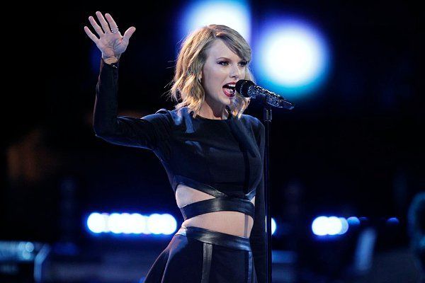 Taylor Swift : The Voice (11/25/14) photo taylor-swift-performs-blank-space-on-the-voice.jpg