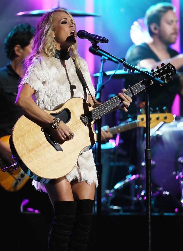 Carrie Underwood : Jimmy Kimmel Live (October 2015) photo carrie-underwood-performing-live-on-jimmy-kimmel-live-03.jpg
