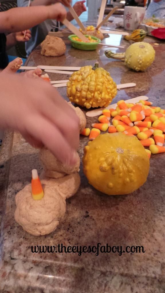 Homemade edible taste safe pumpkin playdough recipe. Such a fun play dough recipe and Fall activity tray! 